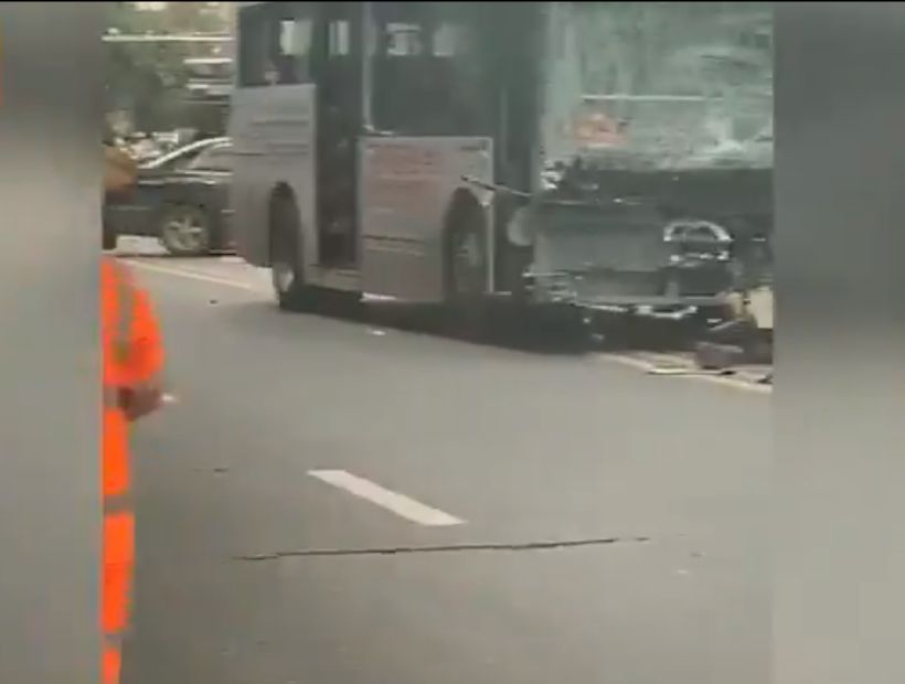 [VIDEO] Toma de rehenes en un autobus deja al menos cinco muertos tras accidente