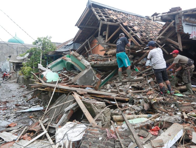 Número de fallecidos llega a los 429 tras tsunami volcánico en Indonesia