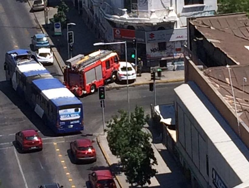 Carro de Bomberos chocó con un vehículo particular en Santiago