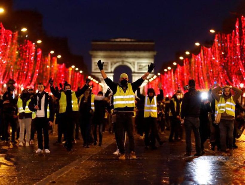 Chalecos amarillos protestaron frente a televisoras francesas