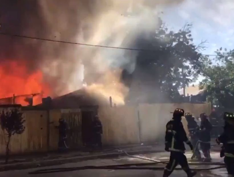 [VIDEO] Incendio se desata en viviendas de la comuna de Renca