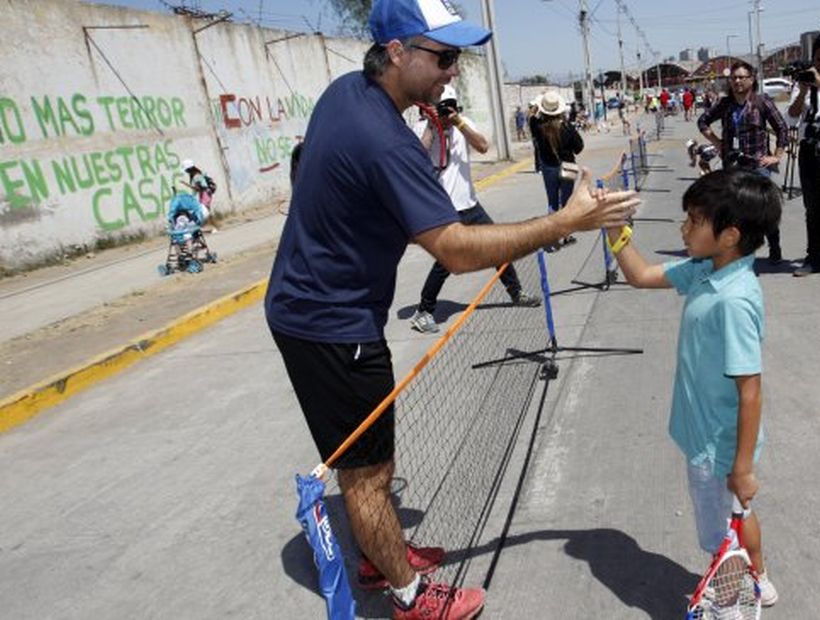 Fernando González realizó clínica de tenis en La Legua con cientos de niños