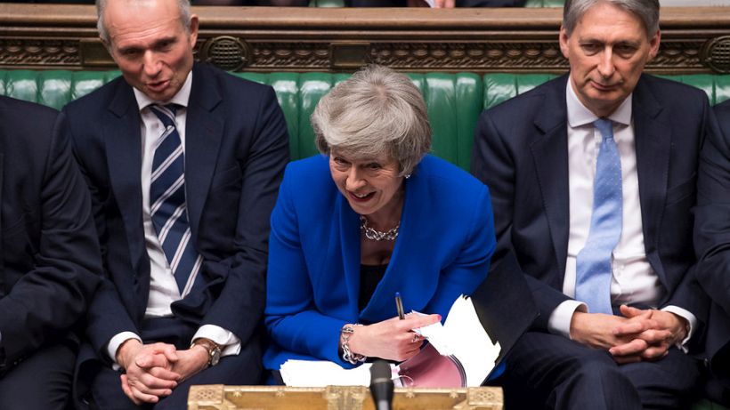Theresa May sobrevivió a moción de censura tras histórica derrota en la votación del Brexit