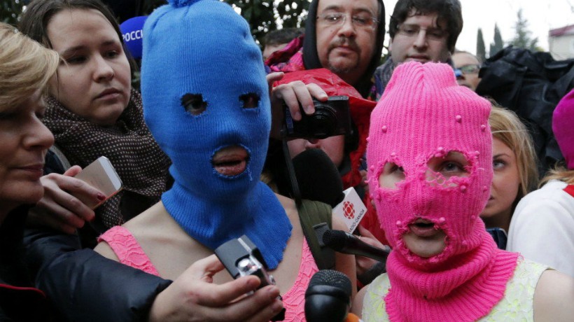 Grupo de punk feminista Pussy Riot se presentará por primera vez en Chile