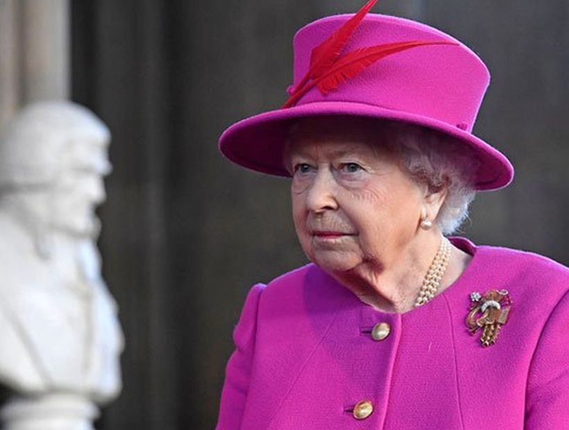 Reina Isabel II fue sorprendida conduciendo sin cinturón de seguridad en Inglaterra