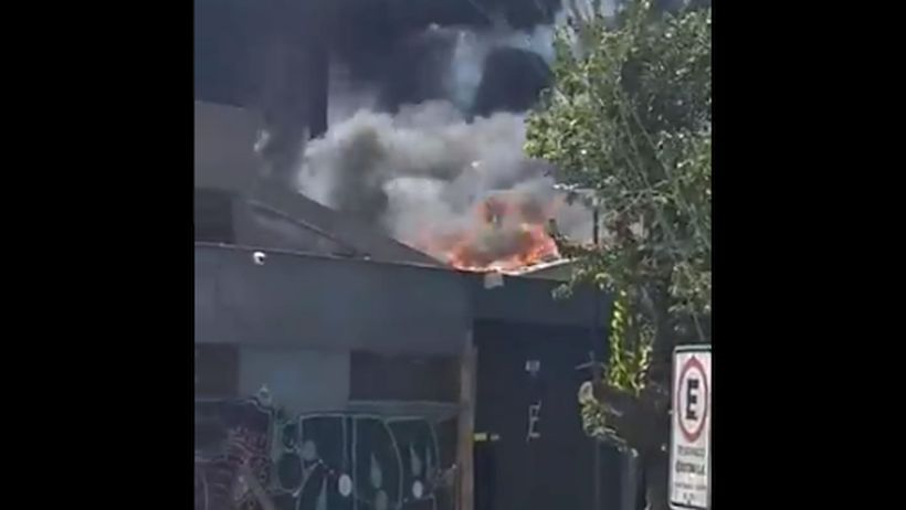 [VIDEO] Incendio afecta a fábrica de químicos en Independencia