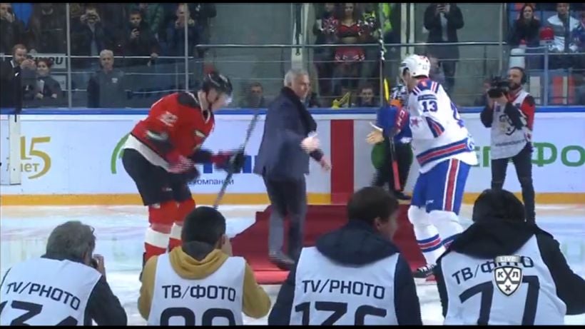 [VIDEO] José Mourinho sufrió una dura caída en partido de hockey sobre hielo