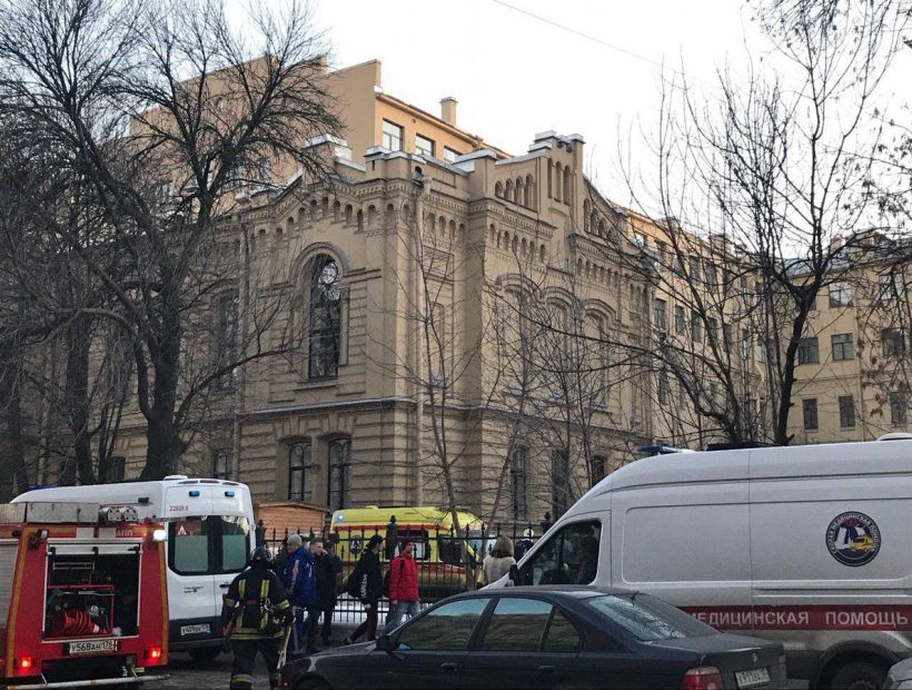 Una veintena de personas quedaron atrapadas tras derrumbre de techo en una universidad de Rusia