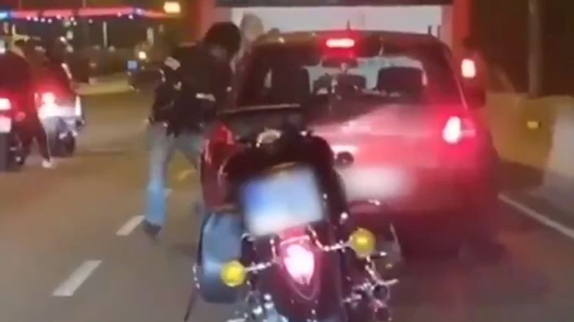 [VIDEO] España: Motociclista arrancó el espejo retrovisor de un automóvil para golpear al conductor