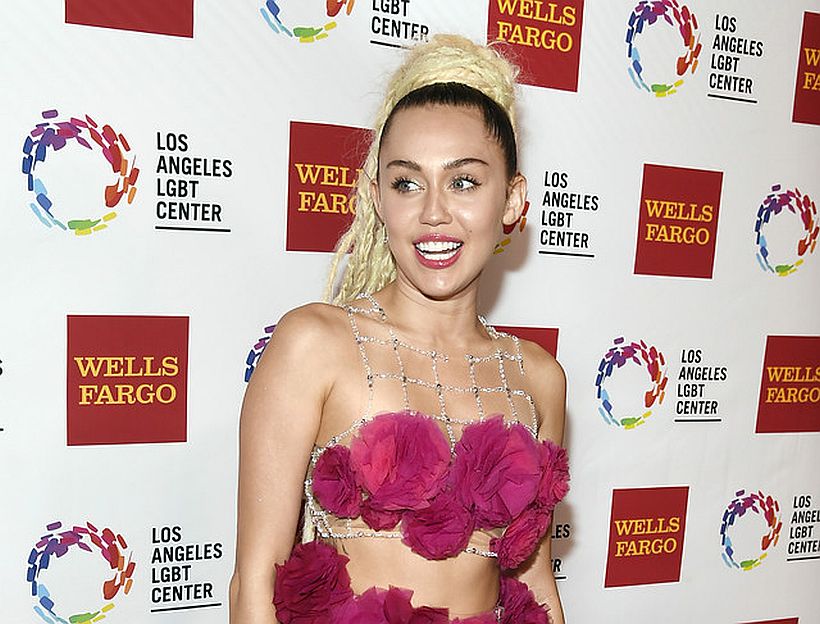 Mamá de Miley Cyrus generó polémica tras fotografiarse rodeada con bolsas de marihuana