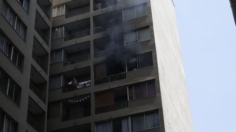 Incendio afecta un edificio en el centro de Santiago