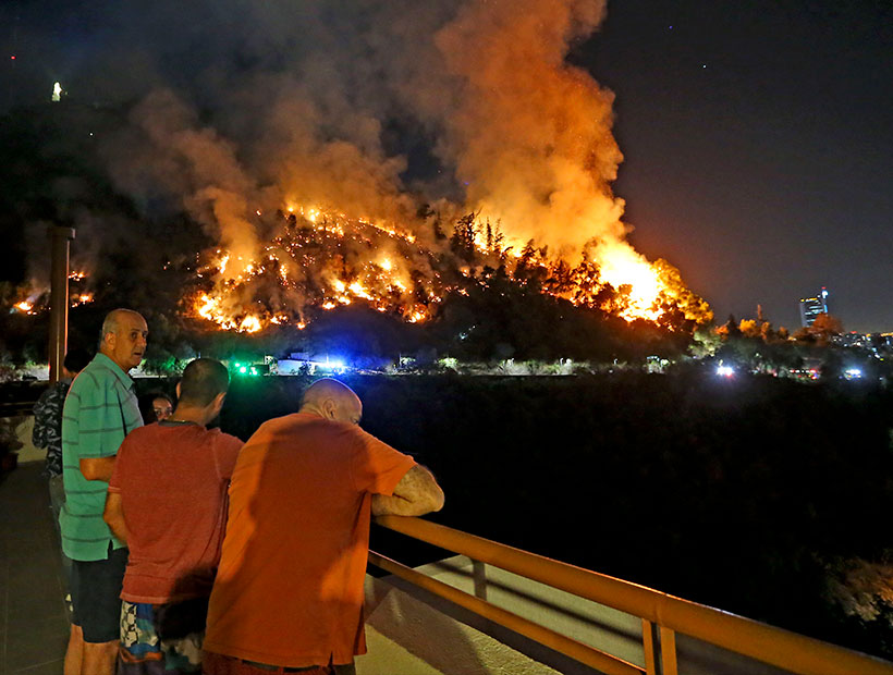 Violento incendio se registra en ladera poniente del Cerro San Cristóbal