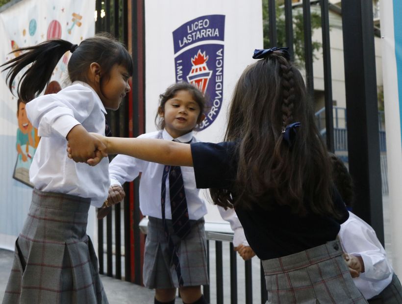 Liceo Lastarria ya es mixto: Ingresaron las primeras 30 estudiantes al establecimiento