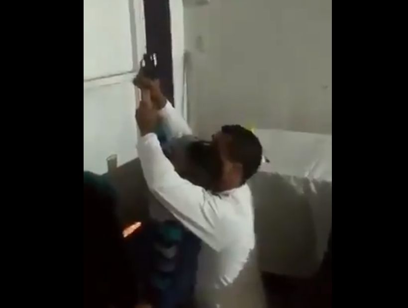 [VIDEO] Polémica por padre que enseña a disparar a su hijo de 5 años