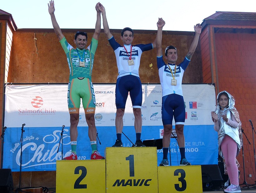 El campeón (centro) junto a tros laureados en la oportunidad. (M. Muñoz)