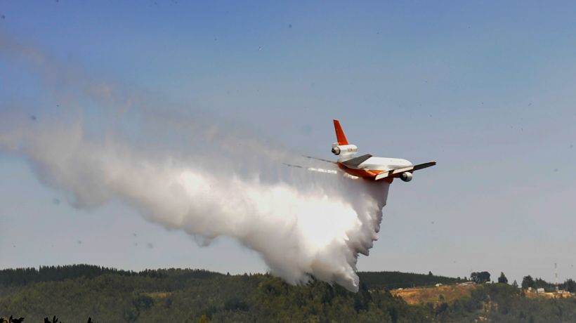 Dupla de aviones Ten Tanker dejó Chile tras un mes combatiendo incendios forestales