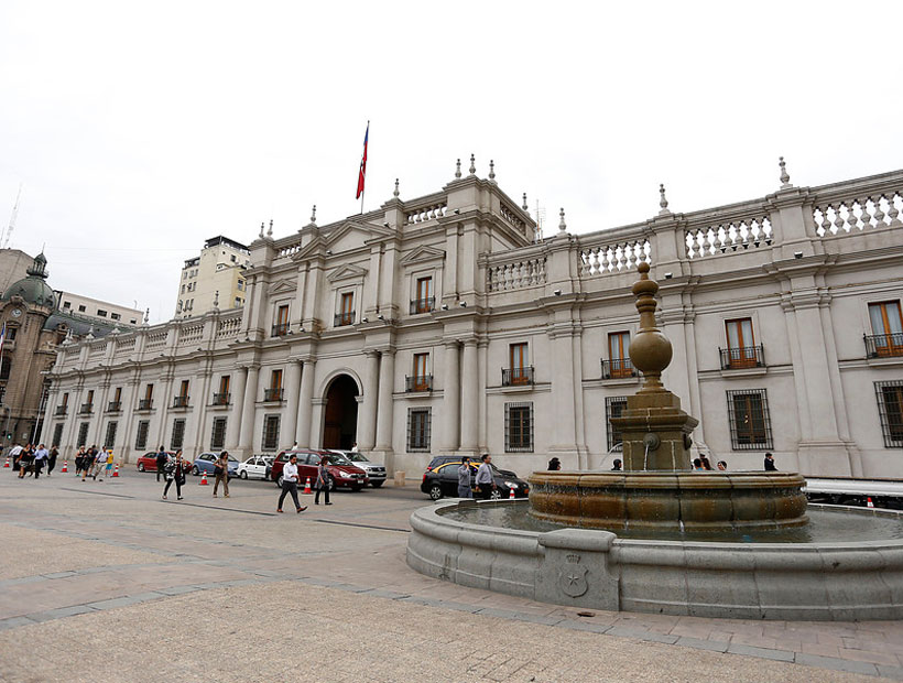 Hombre fue detenido tras intentar ingresar conduciendo al palacio de La Moneda