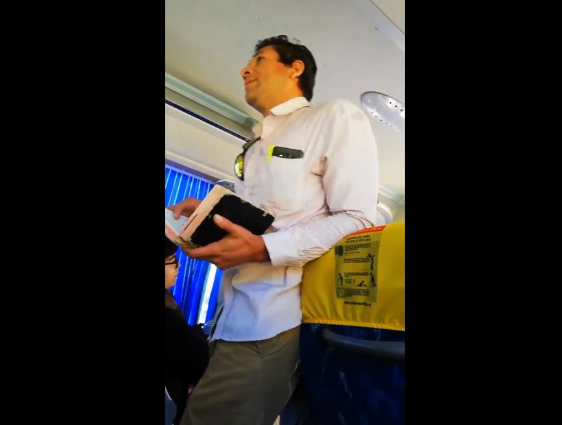 [VIDEO] Molestia de los pasajeros: sujeto se puso a predicar la biblia en un bus entre Santiago y Valparaíso