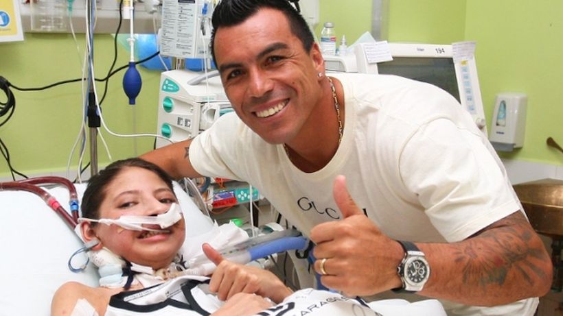 Esteban Paredes visitó a hincha en hospital que sufre una enfermedad de alta complejidad