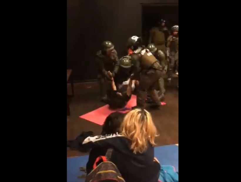 [VIDEO] Acusan excesiva violencia en desalojo de toma feminista en campus de la UC