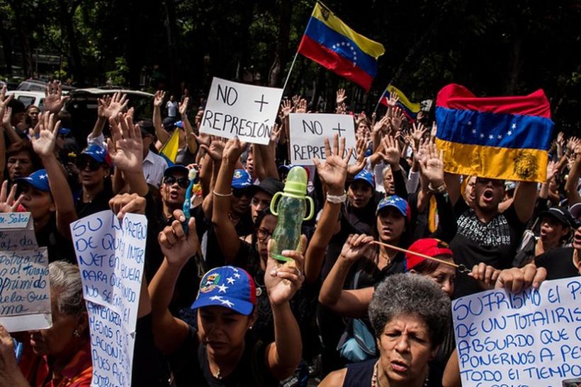 Partidarios y detractores de Maduro se manifestaron en Venezuela tras apagones