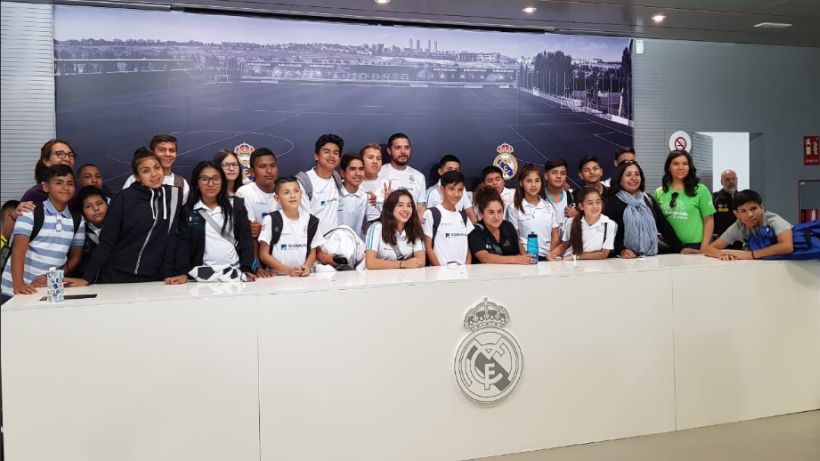 Zidane recibió a niños chilenos en la Ciudad Deportiva del Real Madrid