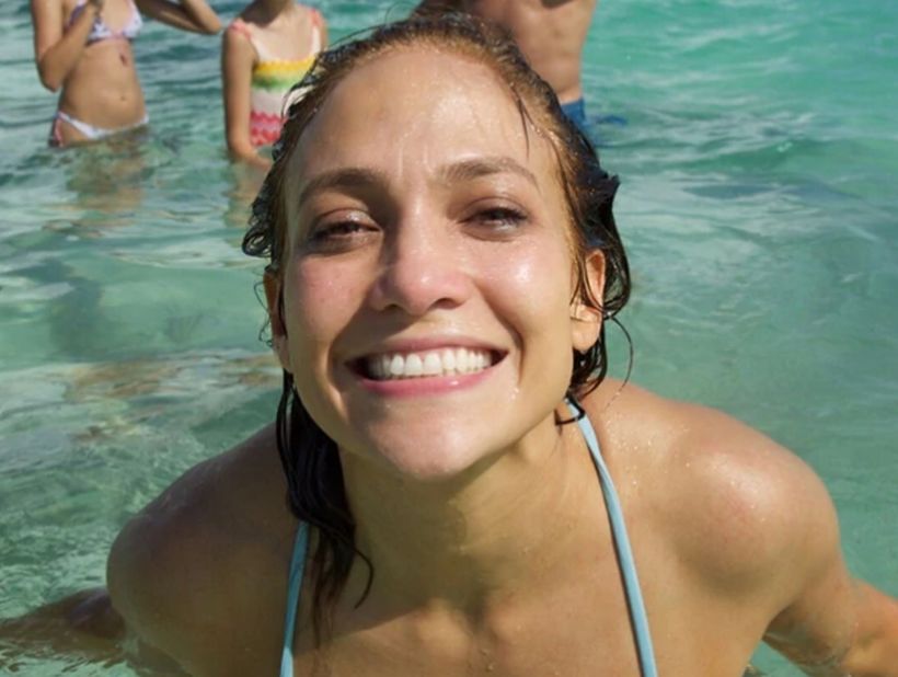 Jennifer López mostró cómo luce en bikini a los 49 años y se llenó de elogios
