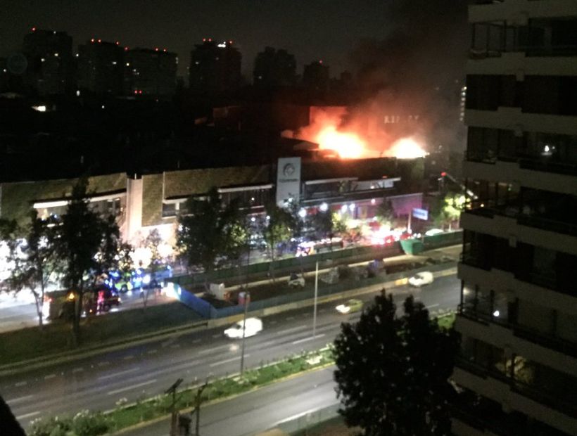 [VIDEO] Cachorros tuvieron que ser rescatados tras incendio que afectó a Mall Parque Arauco