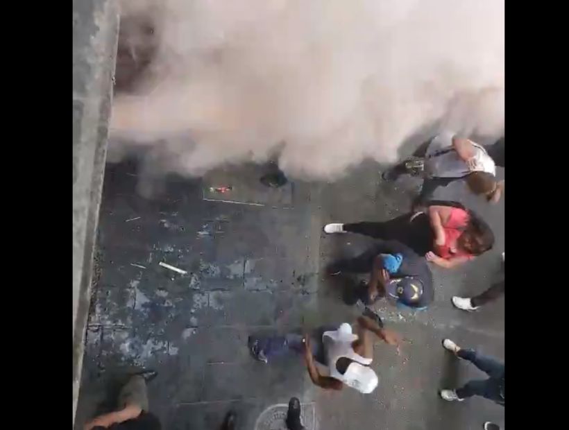 [VIDEO] Taxistas v/s comerciantes: brutal pelea se desata afuera del congreso de la Ciudad de México