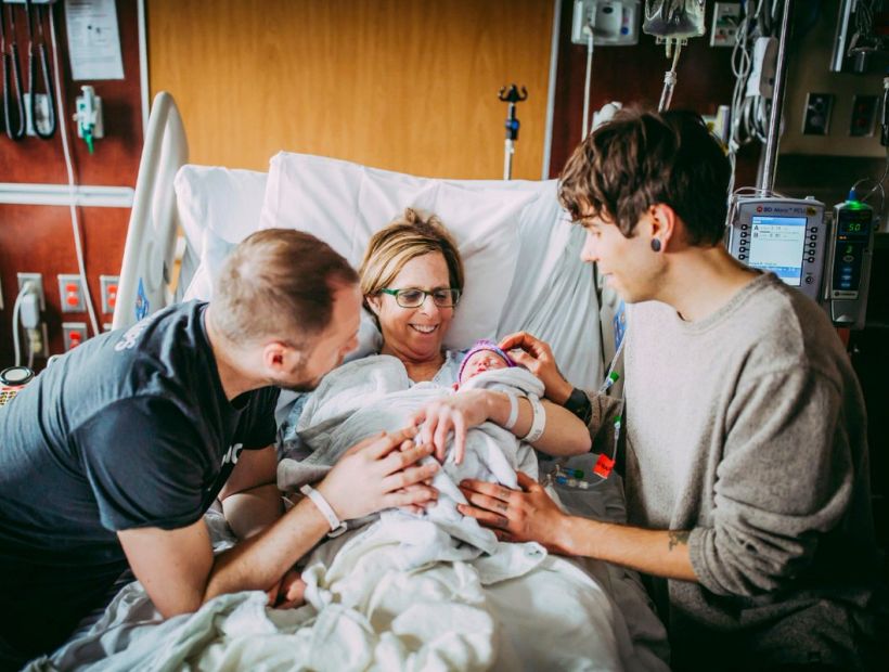 Una mujer dio a luz a su propia nieta para ayudar a su hijo gay a ser padre