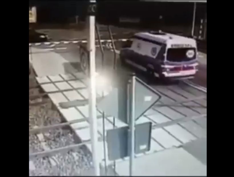 [VIDEO] Impactante registro de una ambulancia chocada por un tren en Polonia