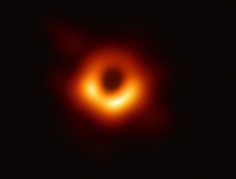 Histórico: revelan la primera imagen captada de un agujero negro
