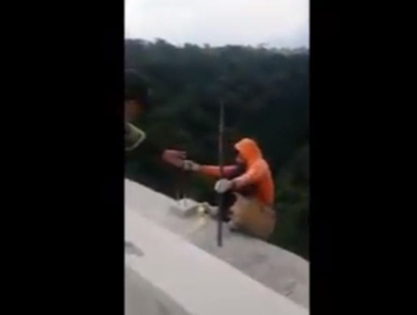 [VIDEO] Impresionante registro de policía colombiana que salva a una joven de suicidarse en un puente
