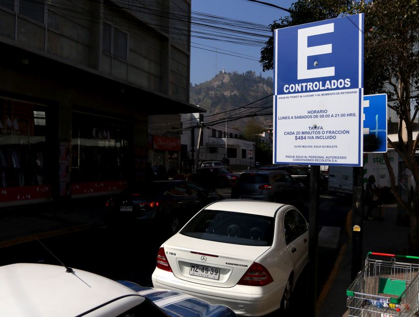 Pese a fallo de tribunal empresa sigue cobrando por estacionar en Recoleta