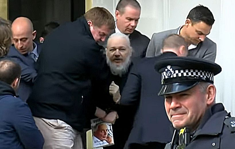 Tribunal declaró culpable a Julian Assange por violar su libertad condicional
