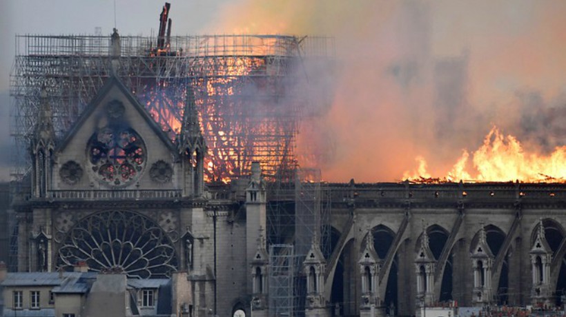 Trump sugiere utilizar aviones cisterna para apagar el incendio de Notre Dame