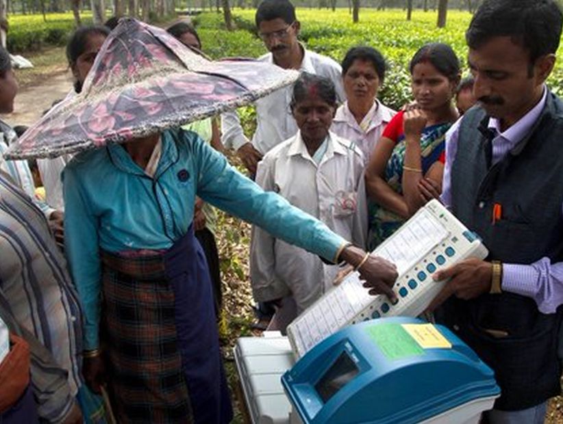 Hombre se amputa un dedo tras equivocarse en su voto durante elecciones de la India