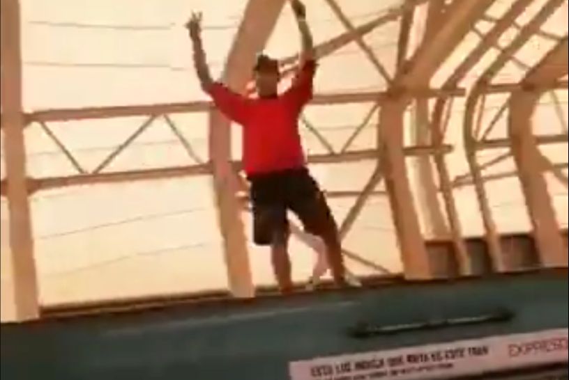 [VIDEO] Graban a sujeto viajando en el techo de un vagón de la Línea 5 del Metro