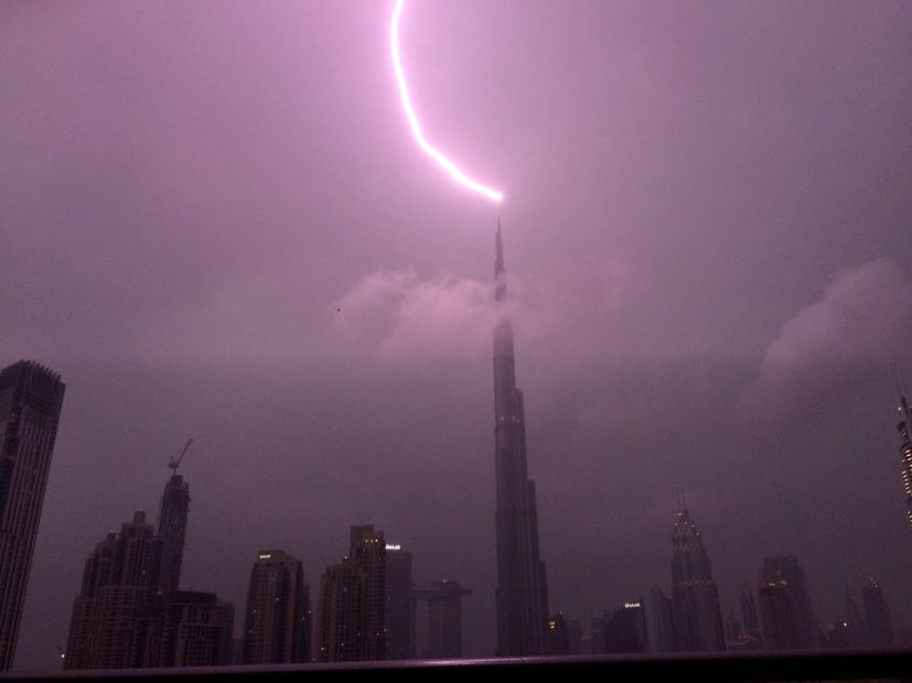 [VIDEO] Rascacielos Burj Khalifa se convierte en el pararrayos más grande del mundo durante tormenta en Dubai