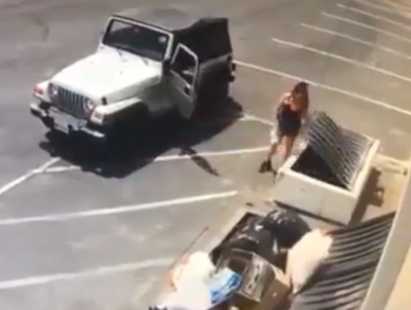 [VIDEO] Graban a mujer botando a la basura una bolsa que tenía 7 cachorros
