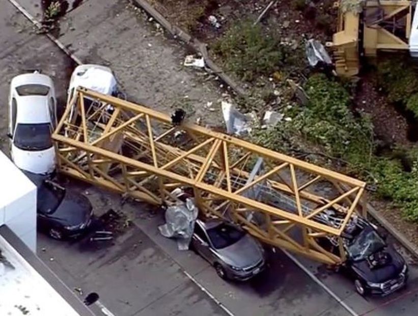 Grúa colpsa en pleno centro de Seattle dejando 4 personas muertas