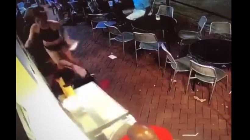 [VIDEO] Camarera se volvió viral tras enfrentar a hombre que la acosó