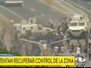Tanqueta del ejército de  Maduro atropella a manifestantes en Venezuela