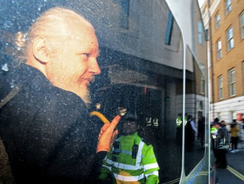 Assange es condenado a 50 semanas de prisión por haber buscado asilo en embajada de Ecuador