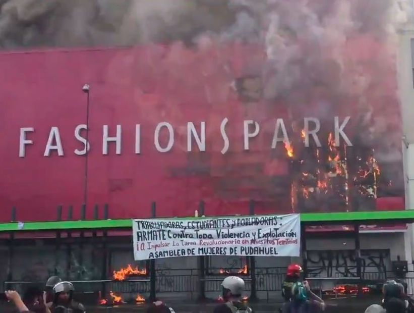 [VIDEO] Incendio marca desmanes al final de marcha de la Central Clasista de Trabajadores