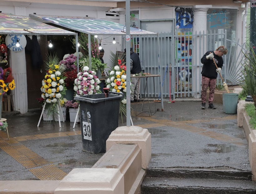 Castigados: jóvenes tuvieron que limpiar por haber rayado la Pérgola de las  Flores en Valparaíso