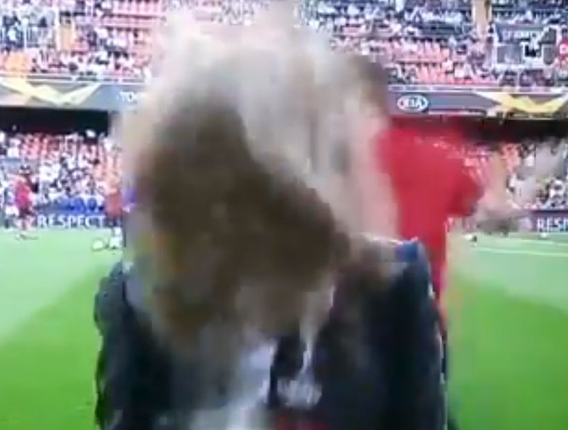 [VIRAL] Reportera recibe violento pelotazo durante transmisión del Arsenal contra el Valencia