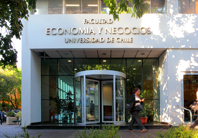 Este 8 de Mayo comienzan los diplomados a distancia de la facultad de economía y negocios de la Universidad de Chile.