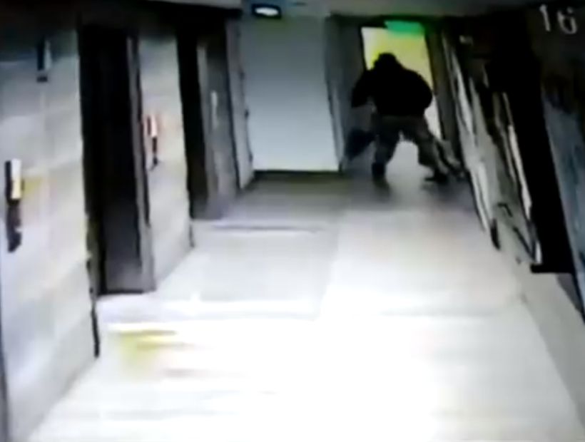 [VIDEO] Resitro muestra a hombre golpeando a su mascota en Independencia