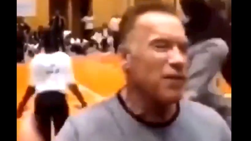 [VIDEO] Arnold Schwarzenegger recibió patada voladora en evento deportivo en Sudáfrica